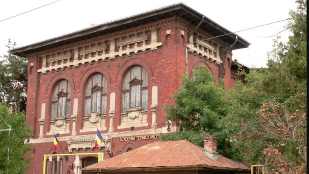 Panică în Bucureşti: Zeci de persoane evacuate în urma unui incendiu de proporţii la Academia Tehnică Militară