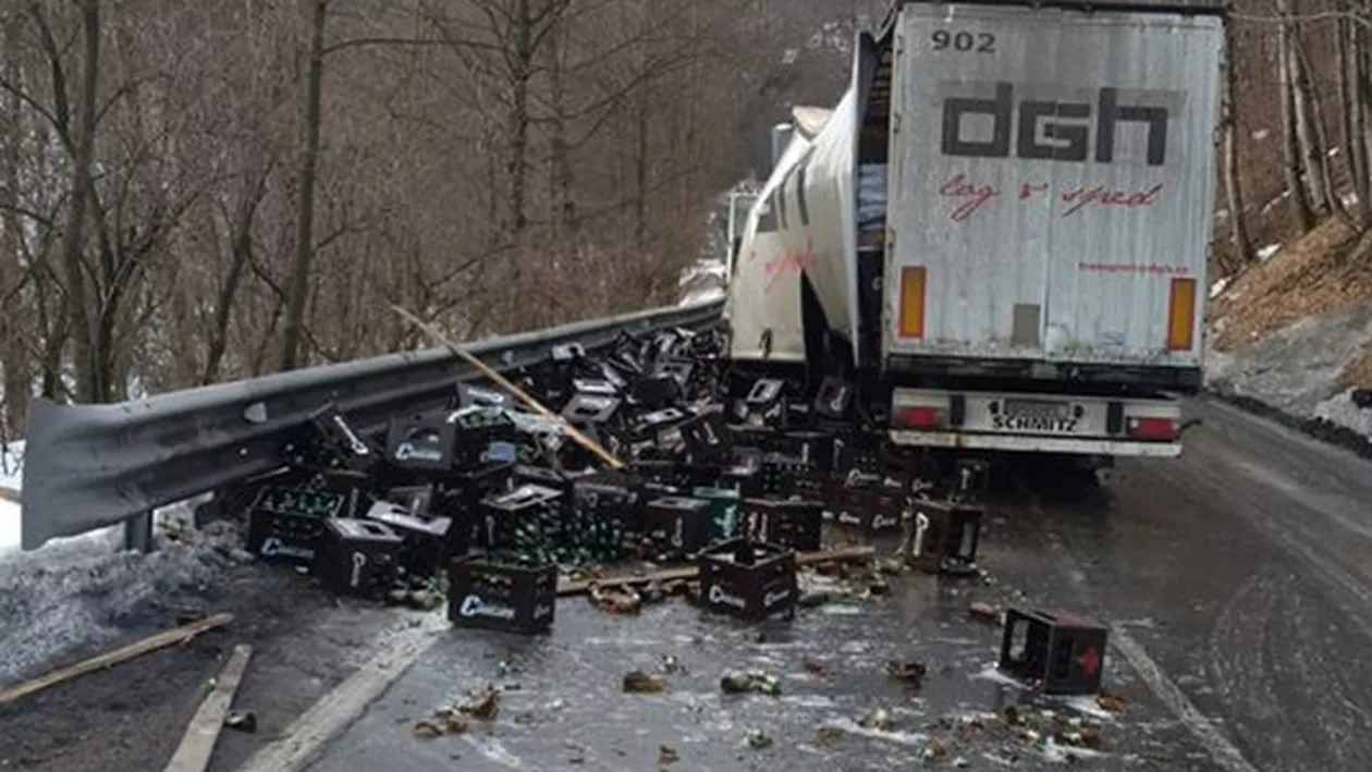 Zeci de sticle de BERE, împrăştiate pe şosea! Camionul care le transporta a făcut ACCIDENT (FOTO)