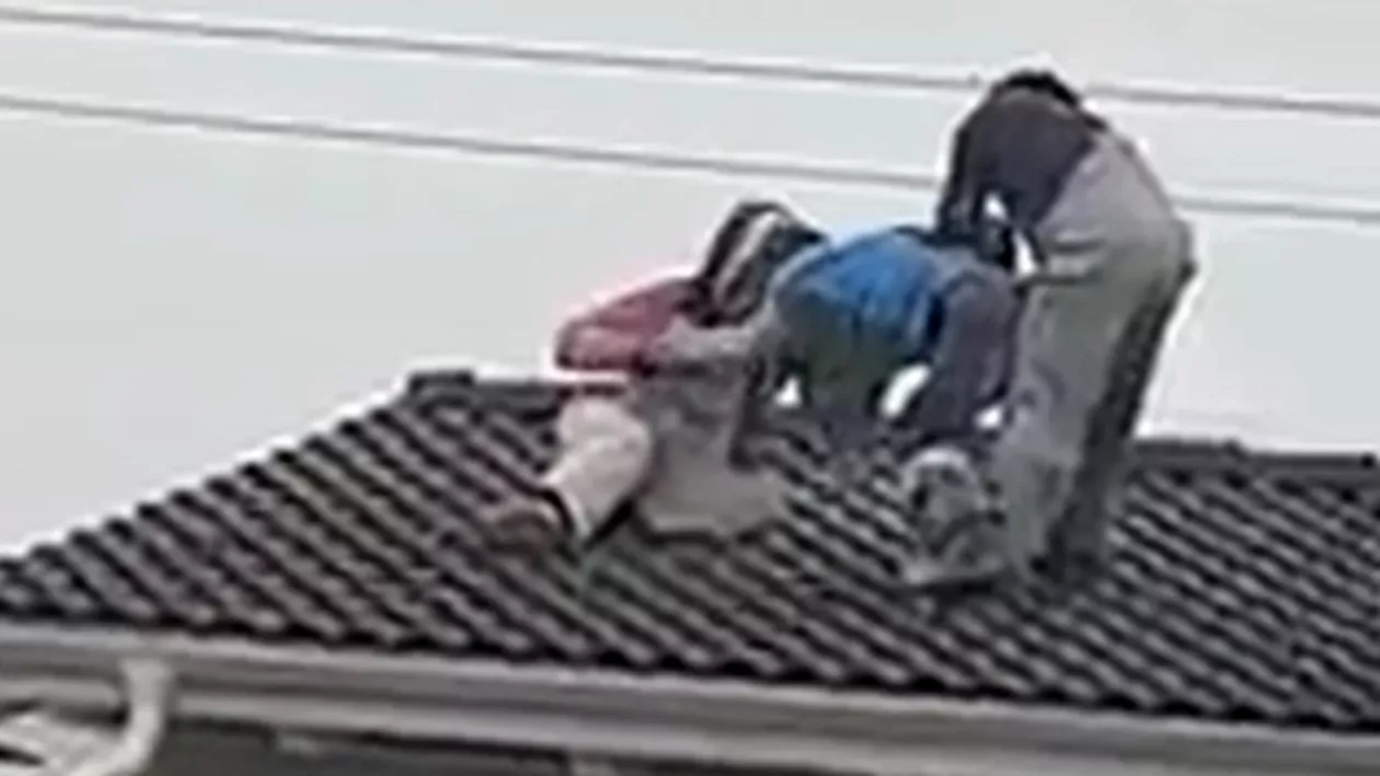 Aventura prin care au trecut trei muncitori BEŢI pentru a coborî de pe acoperişul unei case. Imagini de tot râsul (VIDEO)