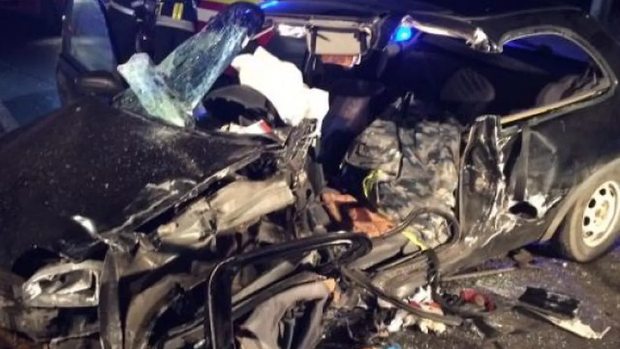 Accident rutier TERIBIL, cu mai multe VICTIME. Trei mașini s-au FĂCUT PRAF. Traficul este COMPLET BLOCAT (FOTO)