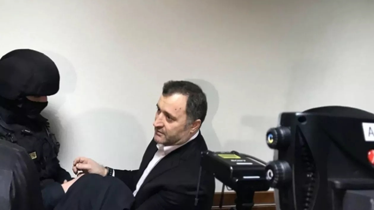 Fostul premier al Republicii Moldova, Vlad Filat, scos din puşcărie după 3 ani şi dus în sala de judecată. 'Credeţi că noi mai avem sistem politic şi mai are ce sări în aer?' (FOTO, VIDEO)