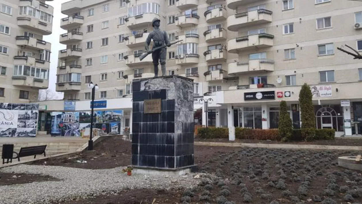 Pe ce mai cheltuie autoritățile banii cetățenilor?! O primărie din România a ajuns să plătească aproape 200.000 de lei pentru a muta o statuie. Edilul: 'Recunosc, am semnat ca primarul'
