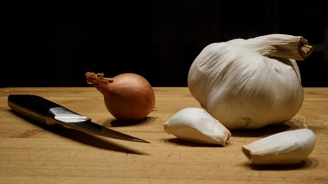 Raed Arafat, replică DURĂ pentru Olivia Steer după ce a propus o reţetă cu USTUROI şi CEAPĂ pe post de vaccin antigripal: Sunt IRESPONSABILE!