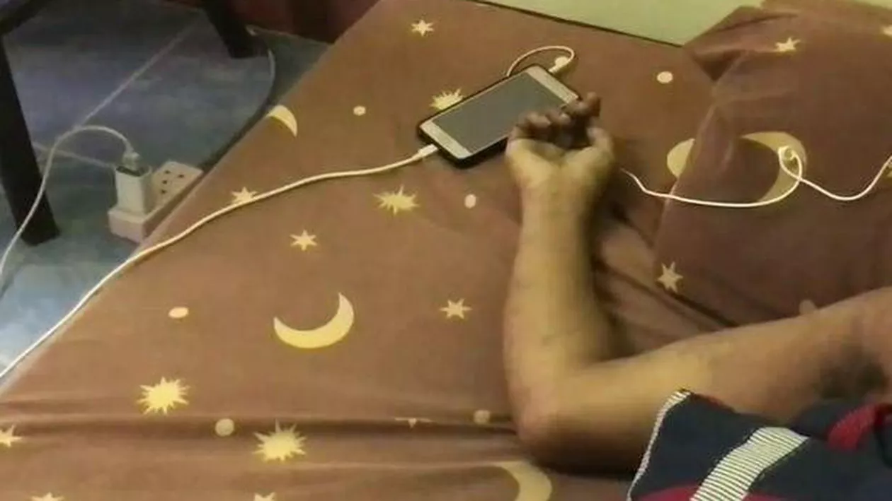 GREŞEALA PERICULOASĂ! Un tânăr a murit electrocutat din cauza telefonului mobil (FOTO)