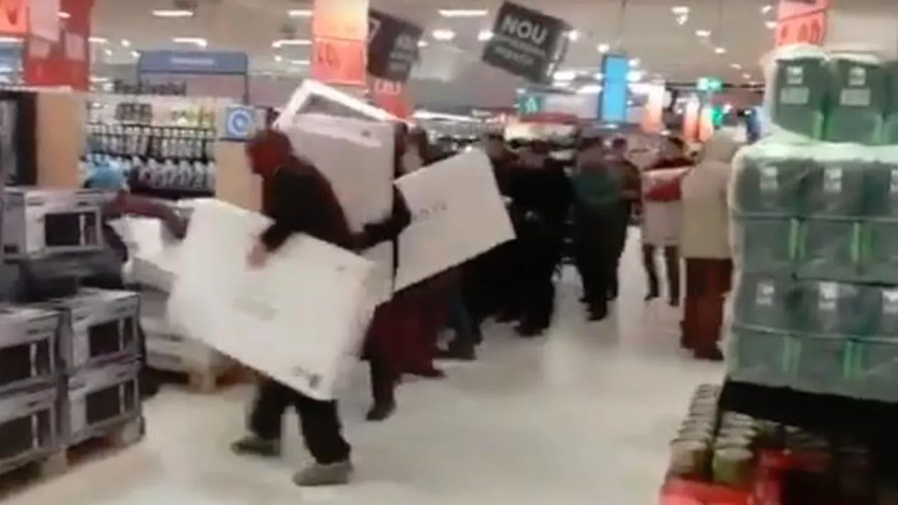 CIRC în toată regula într-un hipermarket din Bacău: Clienții s-au luat la bătaie pentru a pune mâna pe un televizor la ofertă (VIDEO)