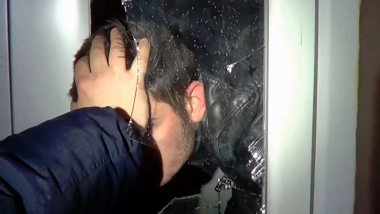 Scenă HALUCINANTĂ în Olt! Un tânăr a rămas cu capul prins în geamul unui magazin pe care l-a spart (VIDEO)