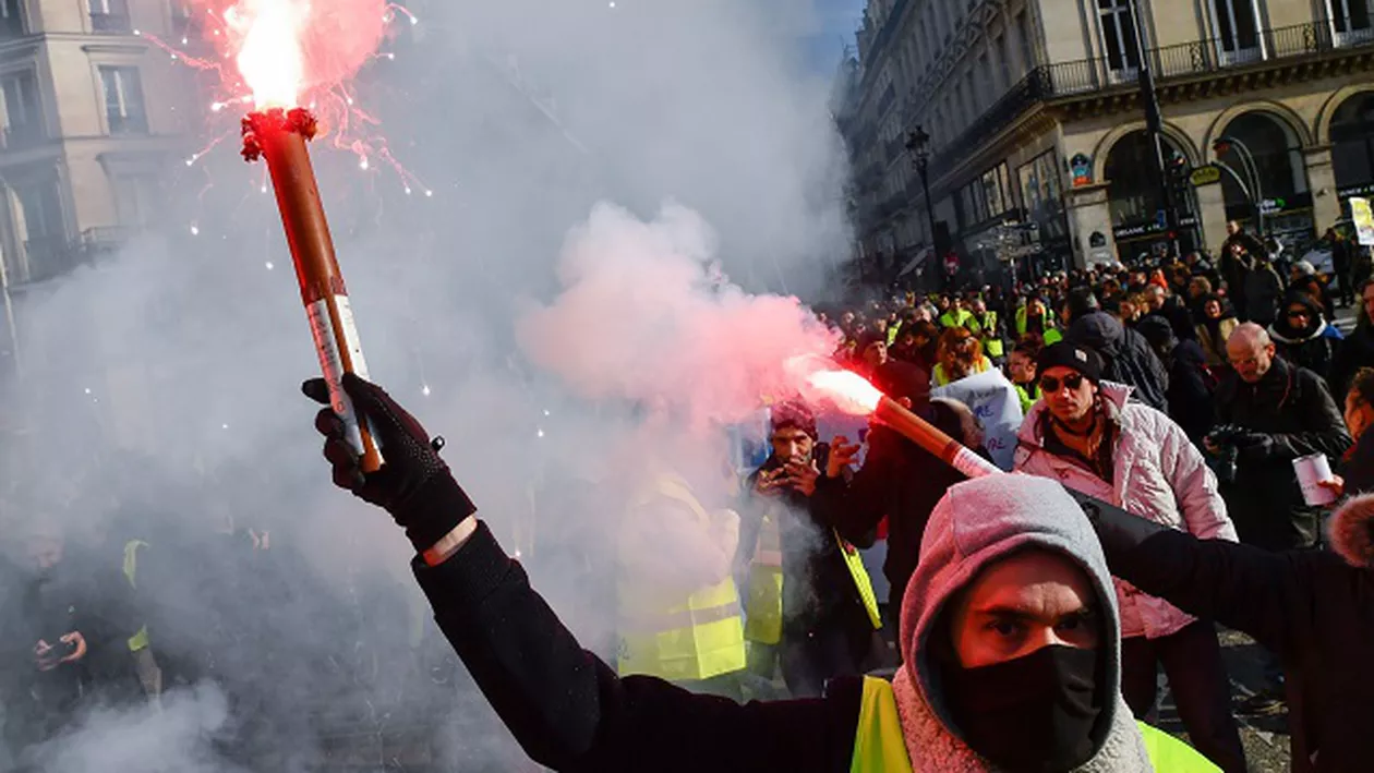 Noi revendicări şi proteste ale Vestelor Galbene în mai multe oraşe din Franţa. Ce solicitări AU ADĂUGAT protestatarii pe listă
