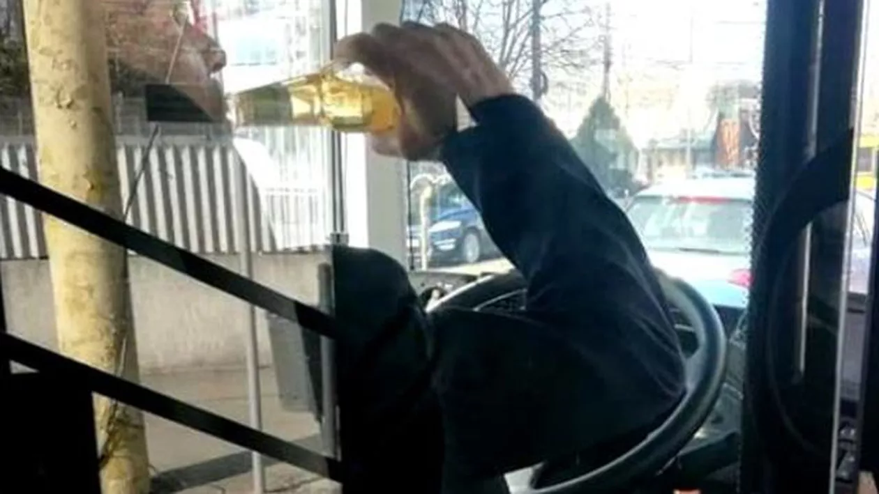 HALUCINANT! Șoferul unui autobuz a fost fotografiat de călători în timp ce se CINSTEA cu băuturi alcoolice, la VOLAN