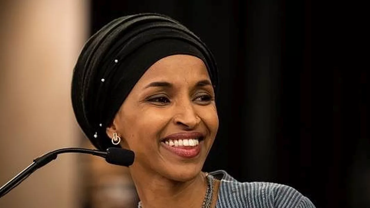 Deputata Ilham Omar, singura femeie care poartă vălul islamic din Congresul american, a prezentat public scuze după ce a fost acuzată de antisemitism (FOTO)