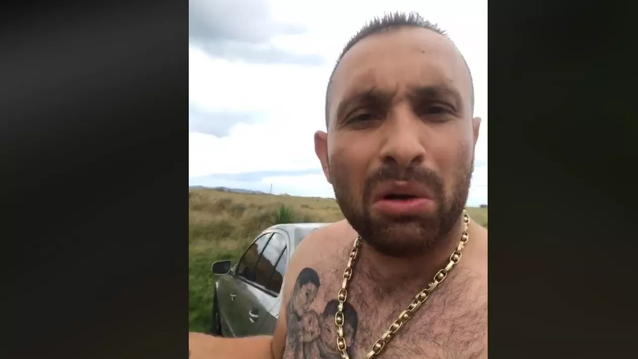 Românul care şi-a incendiat Mercedesul LOVEŞTE DIN NOU! A împărţit pe stradă 5.000 de euro (VIDEO)