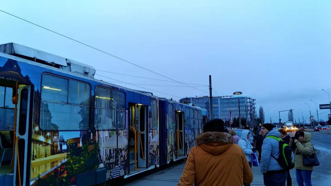 HALUCINANT: Un tramvai s-a DEZMEMBRAT ÎN MERS la Craiova! Călătorii, şocaţi de-a dreptul (FOTO)
