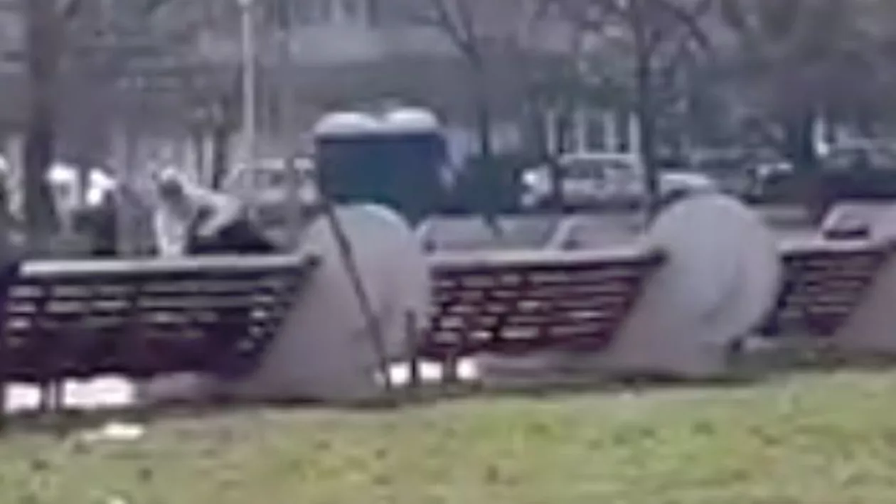 Scene ȘOCANTE în Constanța! Două eleve s-au bătut într-un parc. Cum au reacționat colegii lor (VIDEO)