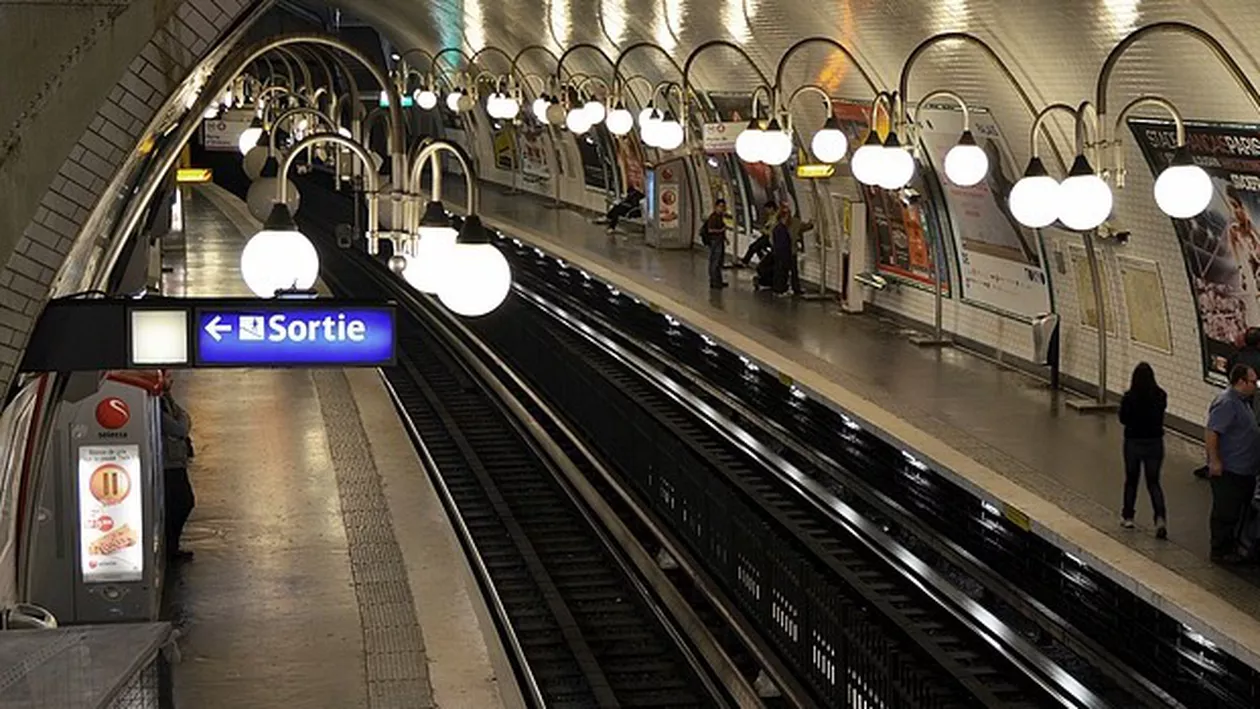 ALERTĂ în Paris! Un bărbat are arsuri grave, după ce a fost stropit cu un lichid neidentificat în metrou