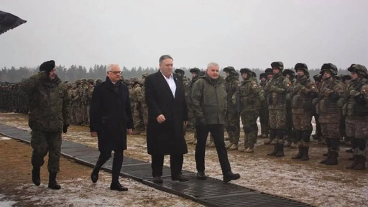 Șeful diplomației americane, în vizită la militarii români din Polonia (FOTO)