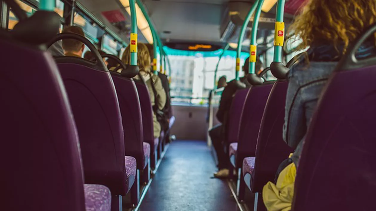 Clipe de COŞMAR în Capitală! Un bărbat a fost PRINS sub un autobuz. Întregul trafic este BLOCAT