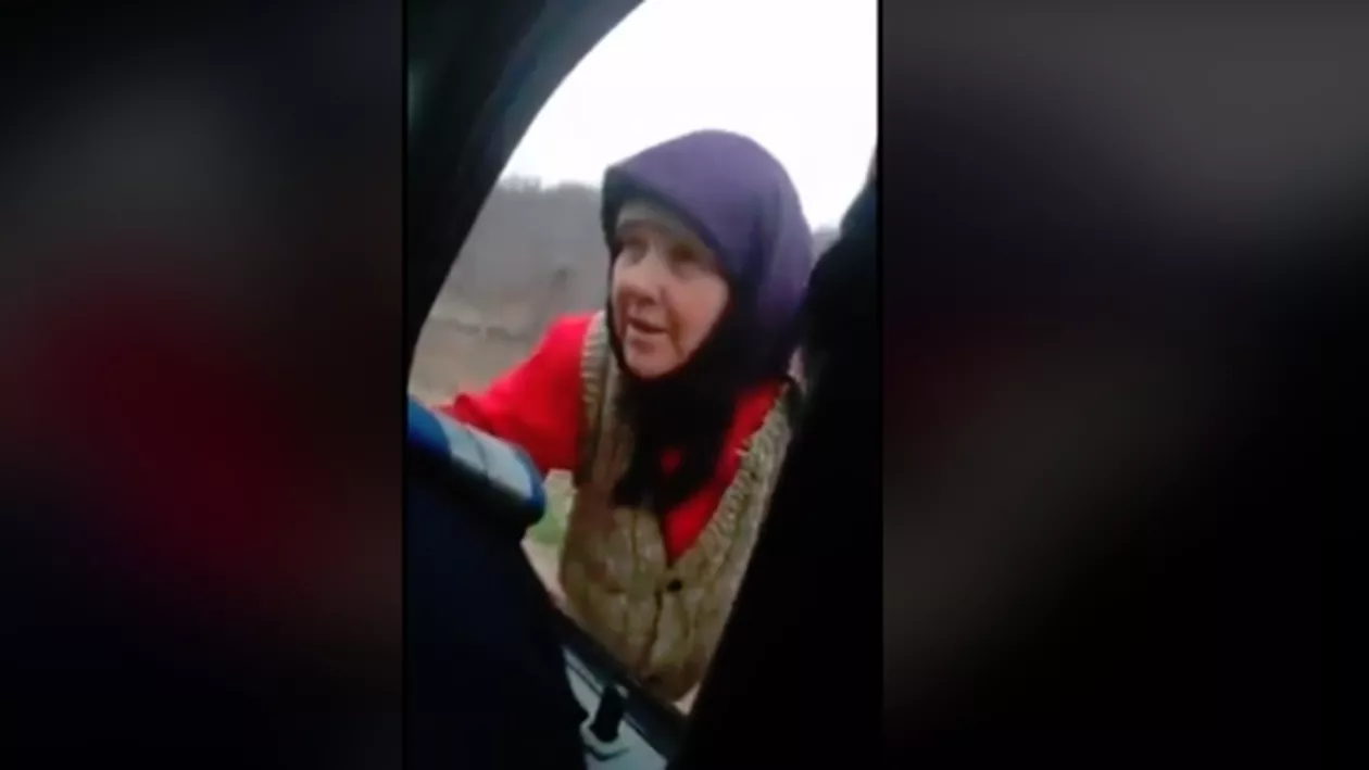 VIRAL! Adevărata NEVASTĂ româncă: Uite ce face o băbuţă cu poliţiştii care i-au săltat moşu’ din curtea casei (VIDEO)