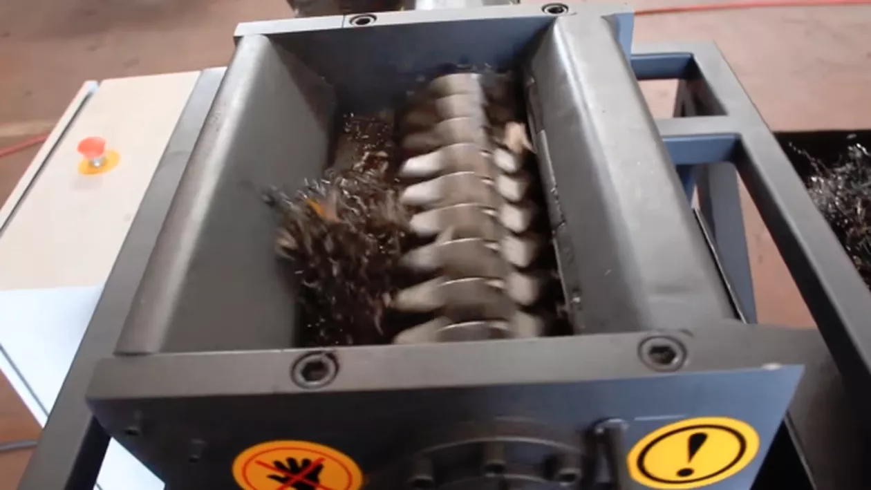 ACCIDENT DE MUNCĂ GROAZNIC: Un muncitor a fost TĂIAT în mii de bucăţi de un TOCĂTOR de ŞPAN, într-o fabrică din Bârlad