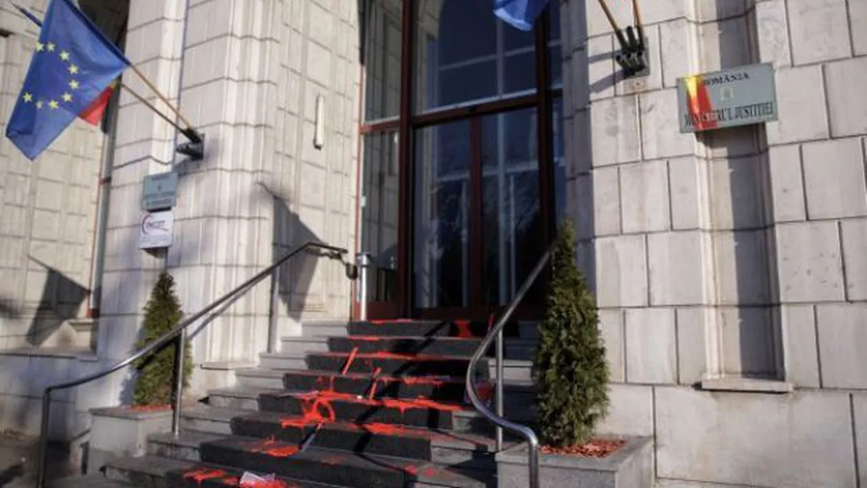 Sediul Ministerului Justiției, VANDALIZAT după ce Tudorel Toader a anunțat adoptarea OUG prin care sunt modificate legile justiției (VIDEO)