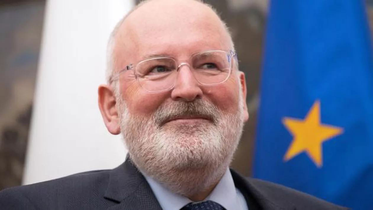 ''Cred că sunt prea urât să fiu pus pe un afiş''. Timmermans, după ce Viktor Orban l-a pus pe Juncker alături de Soros pe un afiş electoral: E absolut ridicol...