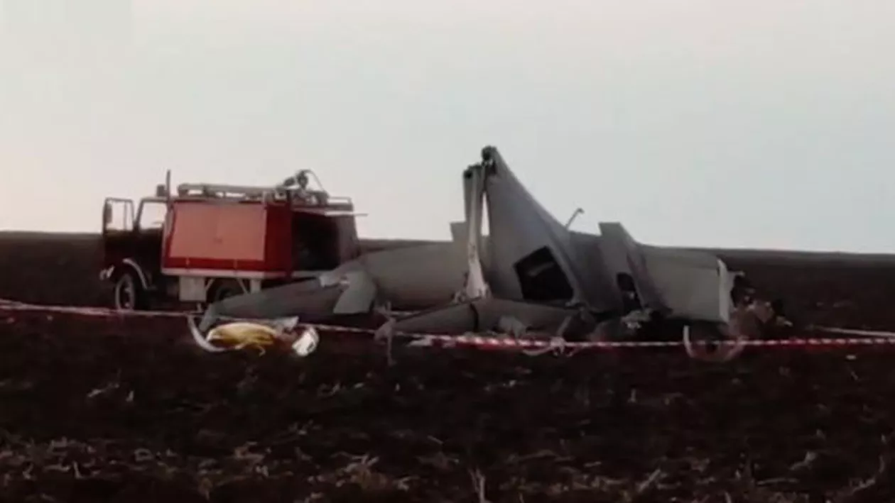Tragedie aviatică în județul Constanța: Un avion s-a prăbușit la Tuzla. O persoană a murit și alta a fost rănită grav (VIDEO)