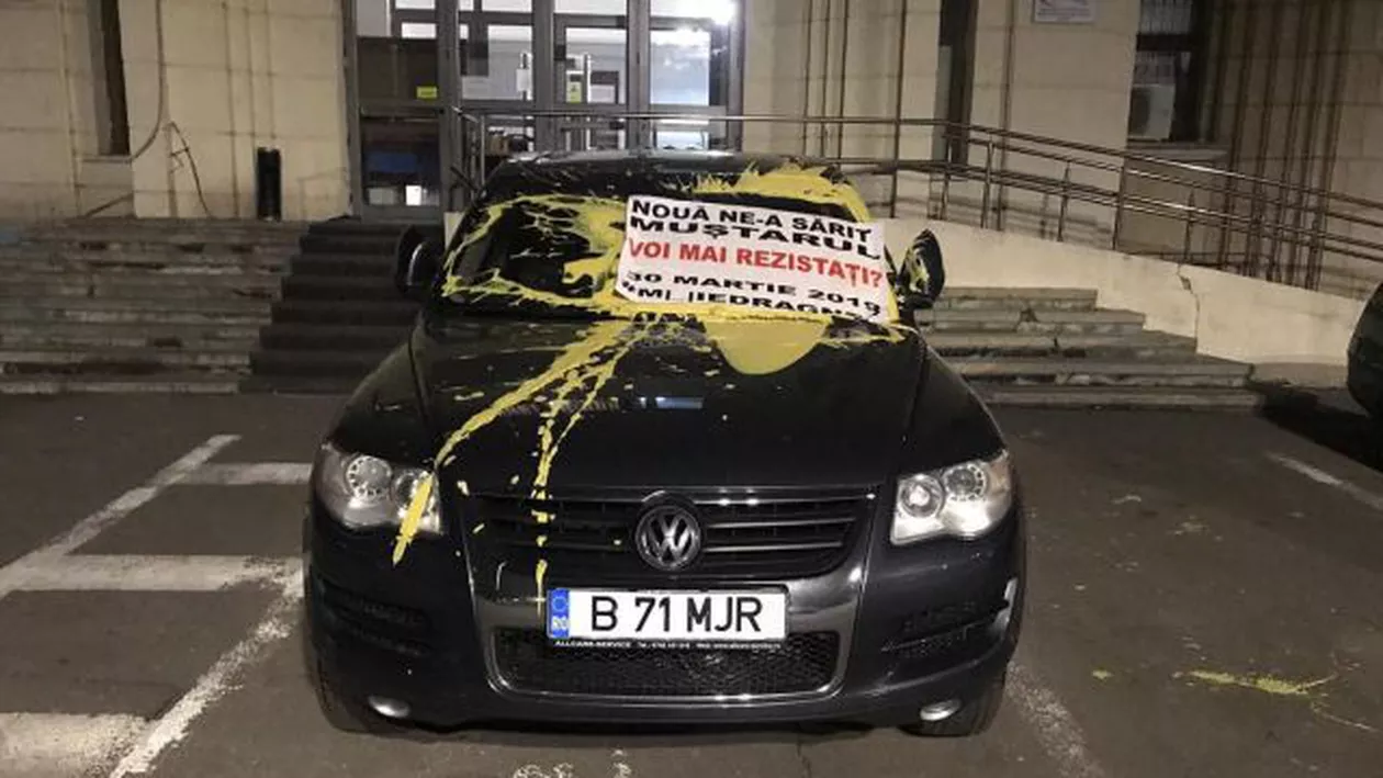 Nou protest cu sos de roșii și muștar în fața Ministerului Justiției. O mașină a fost vandalizată: `Nouă ne-a sărit muștarul. Voi mai rezistați?` (FOTO, VIDEO)