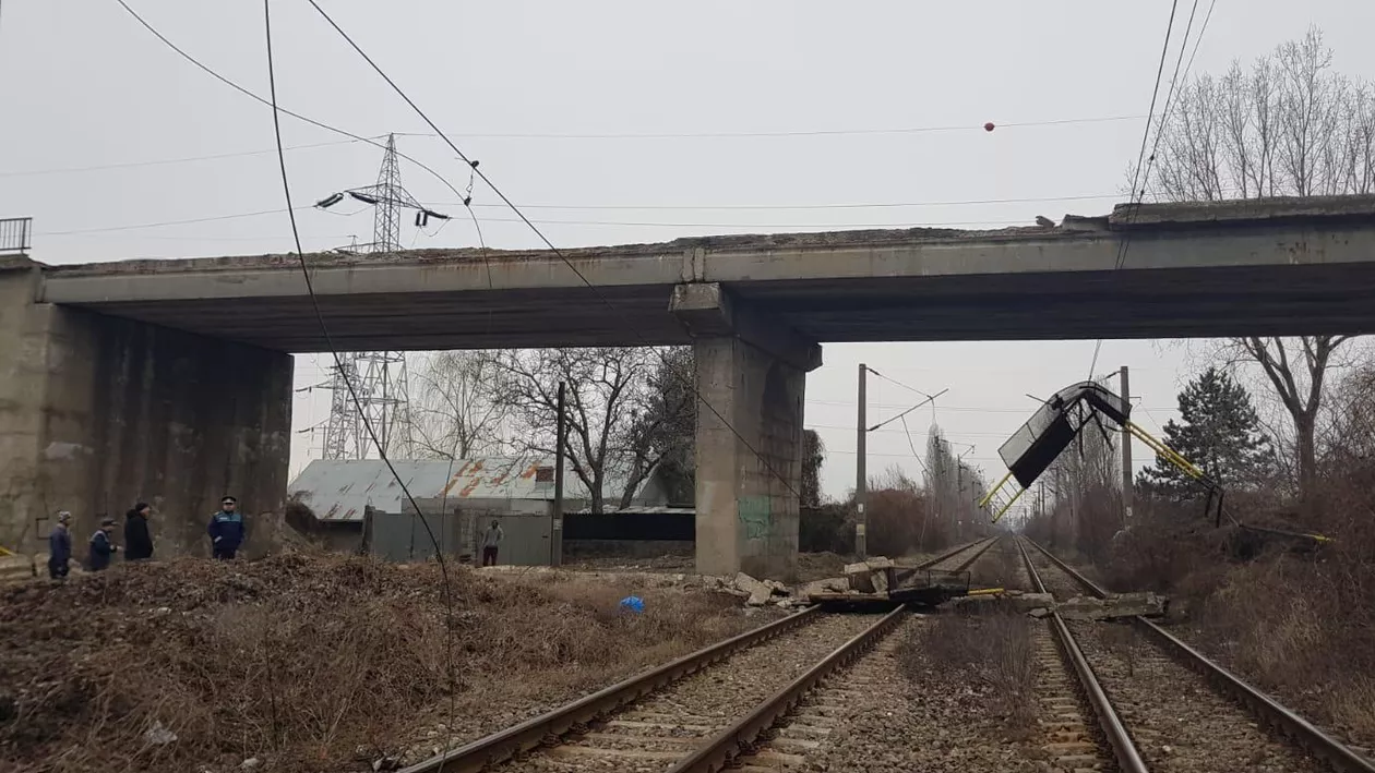 O balustradă s-a prăbuşit pe rețeaua de înaltă tensiune CF din Prahova! A BLOCAT circulaţia feroviară pe ruta Ploieşti-Buzău
