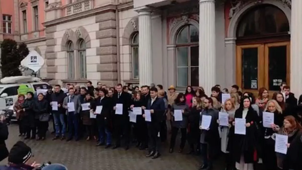 Magistrații din Cluj protestează față de OUG pe Justiție adoptată de Guvernul PSD-ALDE (VIDEO)