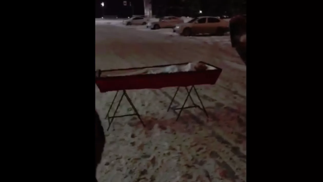 SCANDAL MONSTRU în CIMITIR! MAFIA nu i-a permis unei văduve să îşi îngroape soţul, aşa că femeia s-a dus cu sicriul deschis în faţa Guvernului (VIDEO)