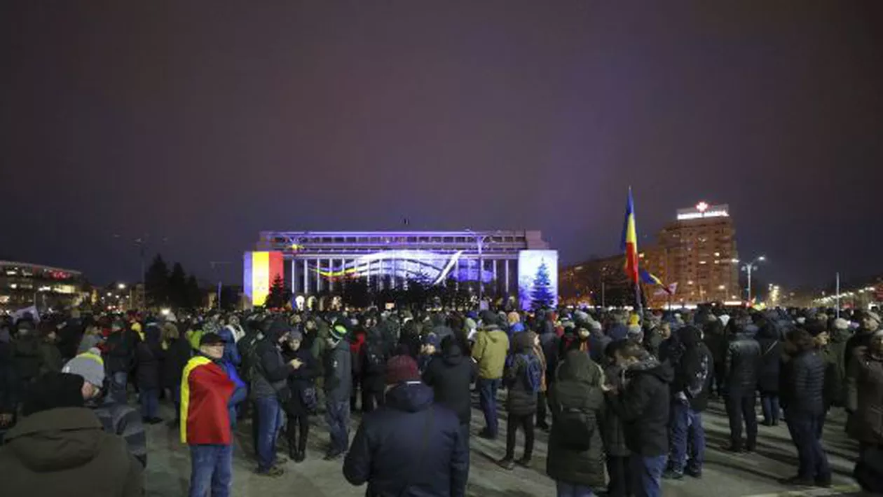 ''Dragnea la închisoare, nu la guvernare!''. Peste 10.000 de oameni au protestat în Piața Victoriei față de OUG pe Justiție. Manifestații și în marile orașe din țară (VIDEO)