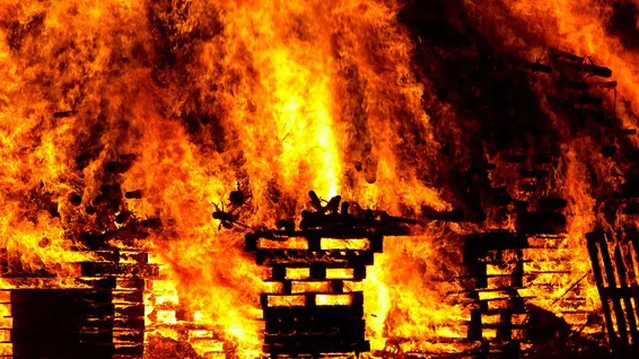 Incendiu în Caracal: Două spații comerciale au fost făcute scrum