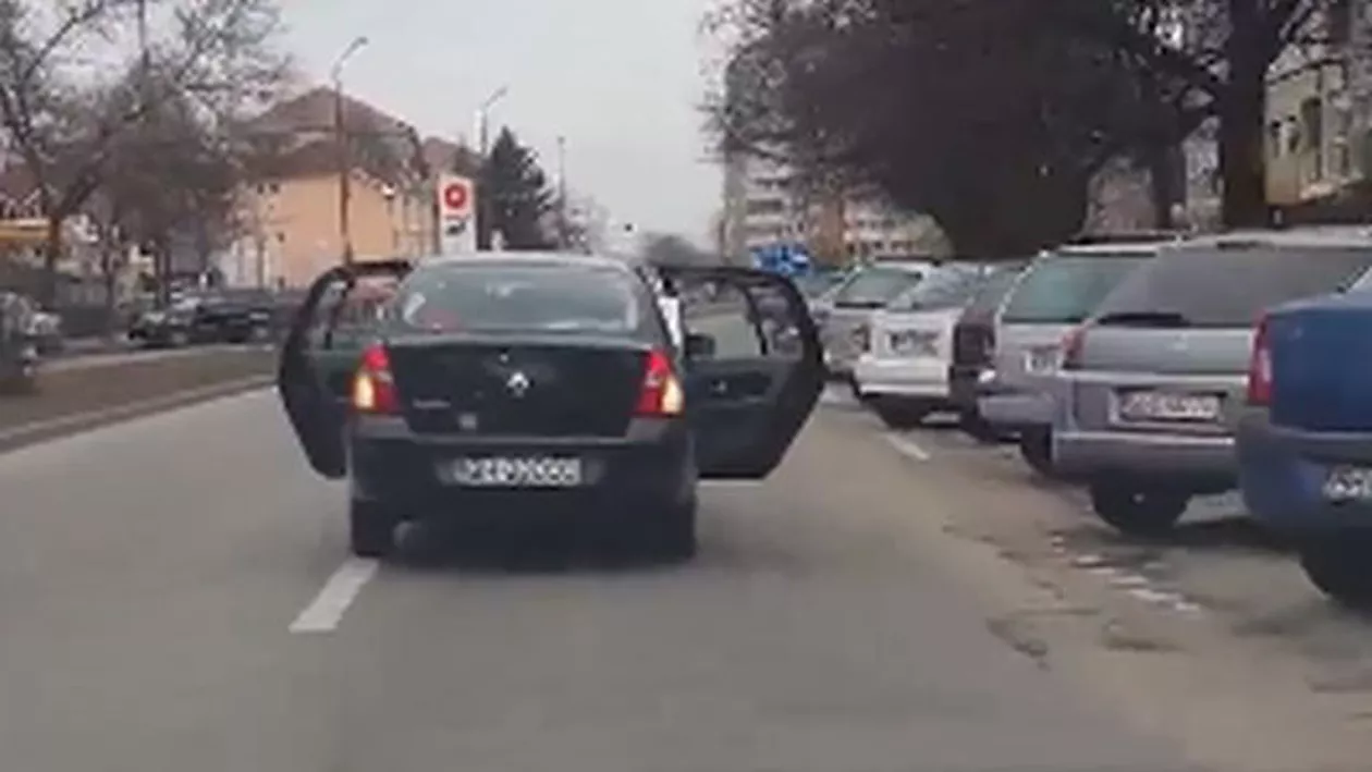 Imaginile ZILEI: Un bărbat din Bihor a mers cu mașina având portierele LARG DESCHISE. Care este MOTIVUL incredibil (VIDEO)