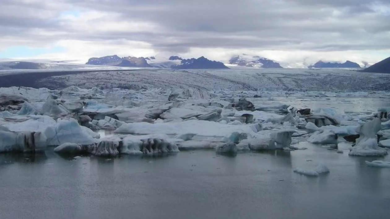 Anunț ÎNGRIJORĂTOR! Un aisberg ENORM, pe cale să se rupă de calota glaciară a Antarcticii