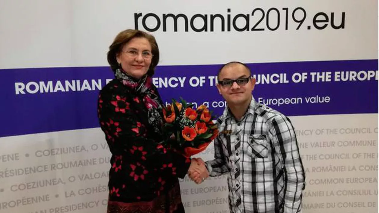 Cine a întâmpinat-o pe Maria Grapini cu flori la Otopeni după prestația jenantă de la Bruxelles când a vrut să fure la voturi și a fost mustrată în plen pentru lipsă de respect (VIDEO)
