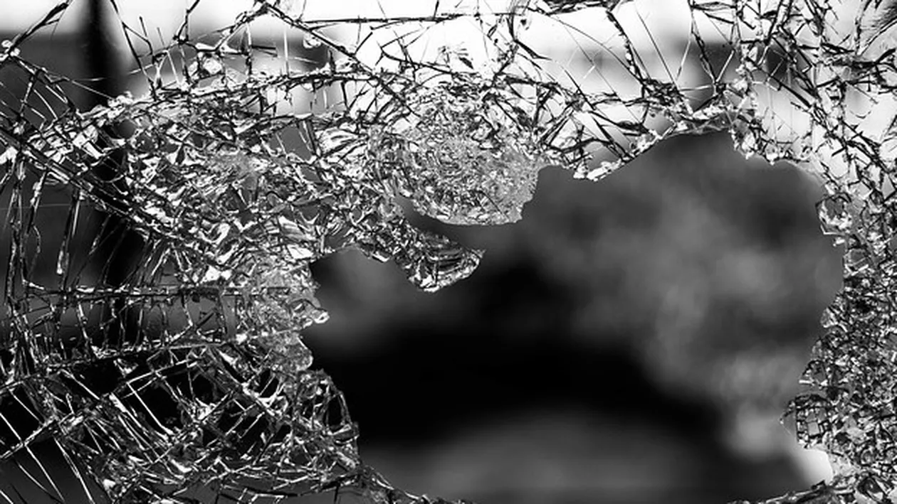 GRAV accident rutier în Hunedoara! Un camion s-a răsturnat într-o râpă. Bilanțul VICTIMELOR