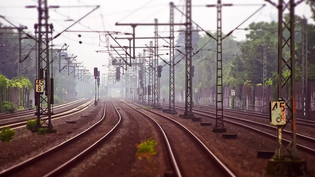 Întregul trafic FEROVIAR dinspre și către București este BLOCAT, după ce un bărbat s-a ARUNCAT în fața trenului