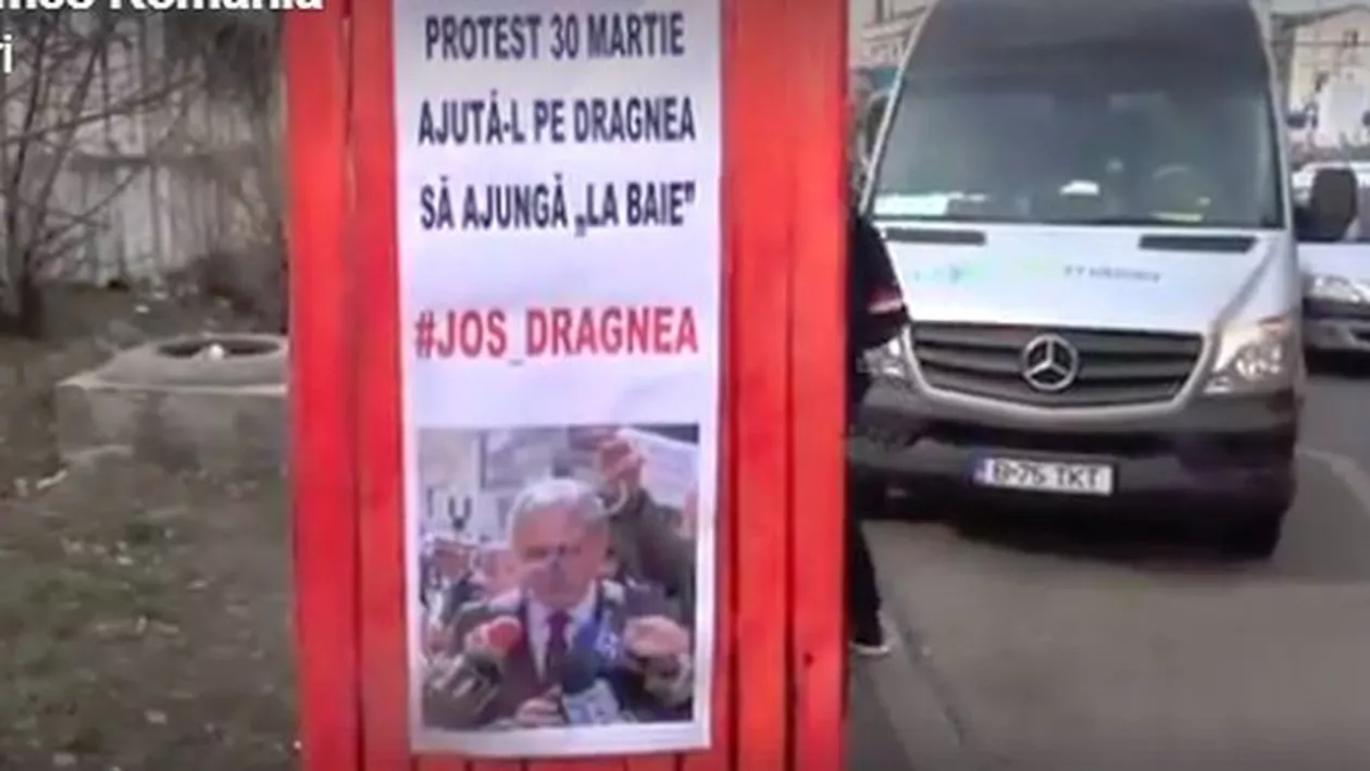 'Ajută-l pe Dragnea să ajungă la baie' - Protestatarii au dus la Camera Deputaților un WC mobil (FOTO, VIDEO)