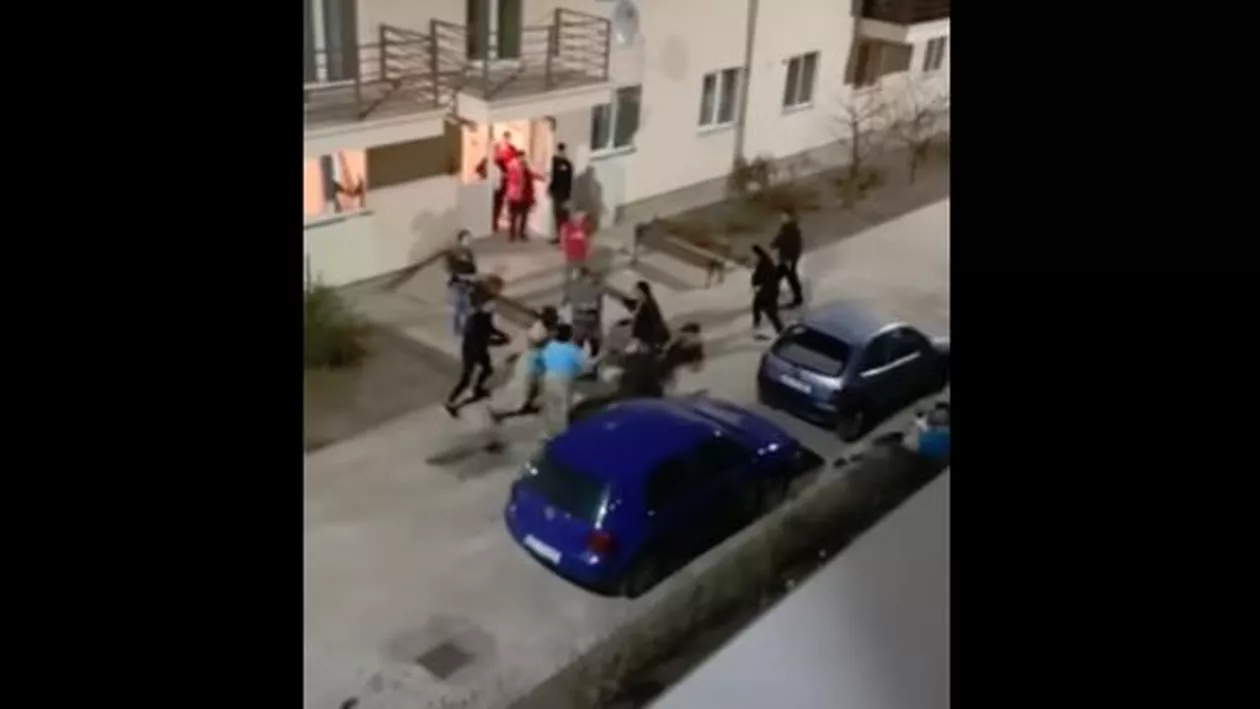 Bătaie sângeroasă între două familii rivale: Totul a pornit de la un sărut (VIDEO)