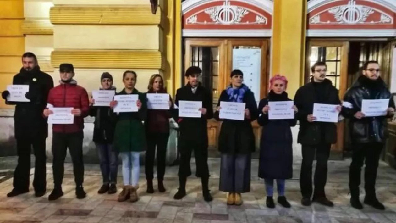 PROTEST înainte de spectacol: Actorii din Cluj-Napoca s-au solidarizat cu magistrații care contestă modificările la legile justiției 