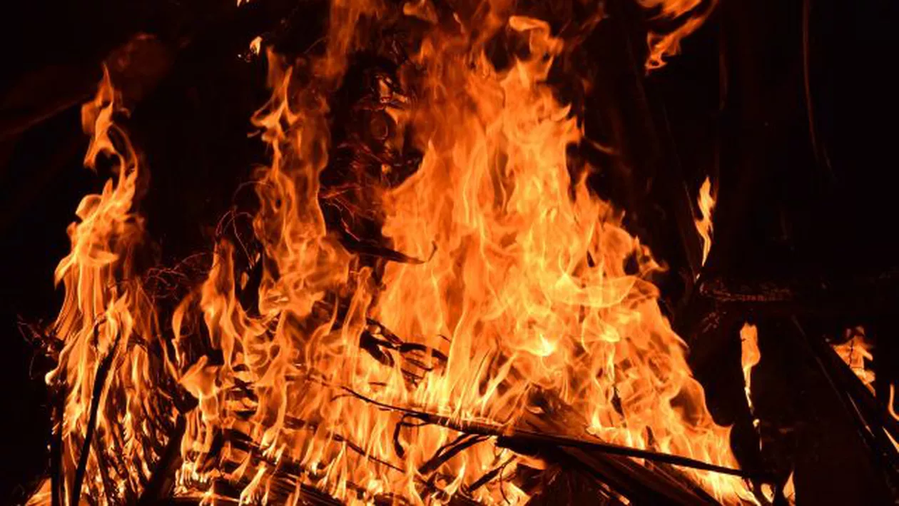 VAL DE INCENDII în Vaslui: Zeci de hectare de vegetație uscată, mistuite de flăcări (VIDEO)