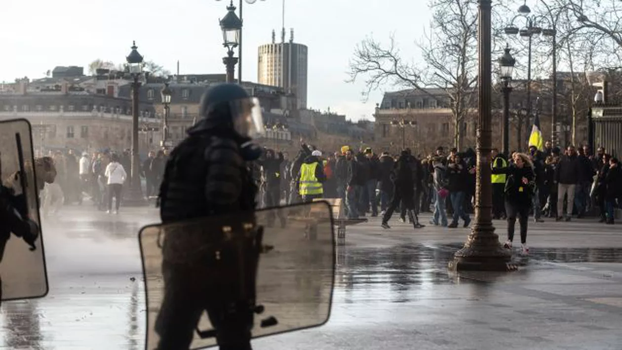 Imagini şocante din Franţa din timpul protestului vestelor galbene: O persoană în scaun cu rotile primeşte gaze lacrimogene direct în faţă de la jandarmi (VIDEO)