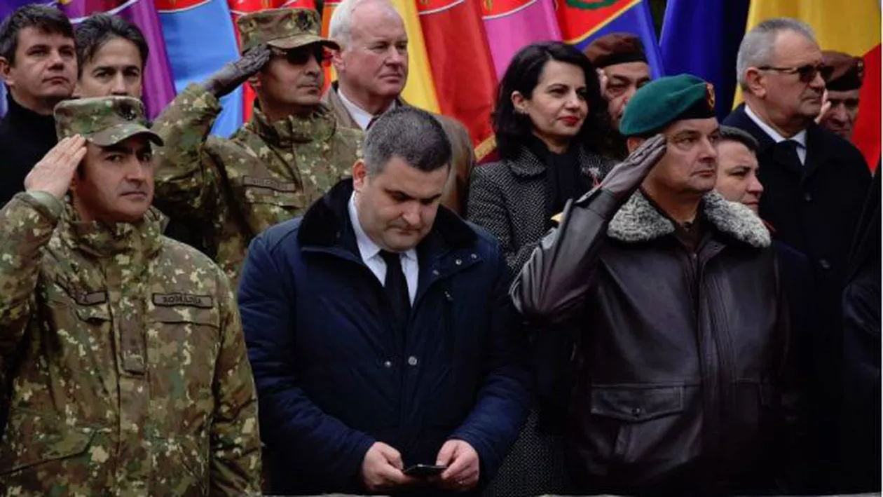 Ministrul Apărării, lipsă totală de respect pentru militarii români: Gabriel Leş îşi verifică telefonul în timpul salutului soldaţilor întorşi din Afganistan (FOTO, VIDEO)