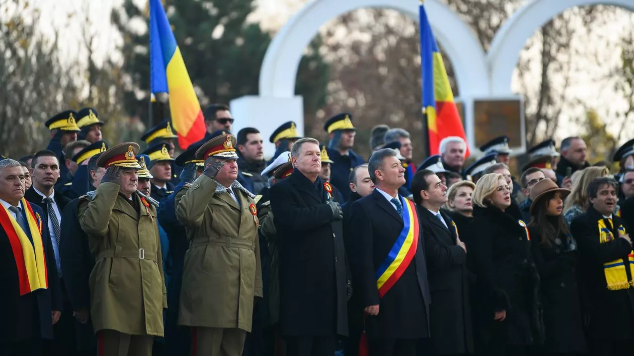 Pauliuc (PNL), după gestul jenant făcut de Leș: `Să readucă regulamentul la forma care îi obligă pe civilii prezenți la manifestări militare să ducă palma la piept, în dreptul inimii`