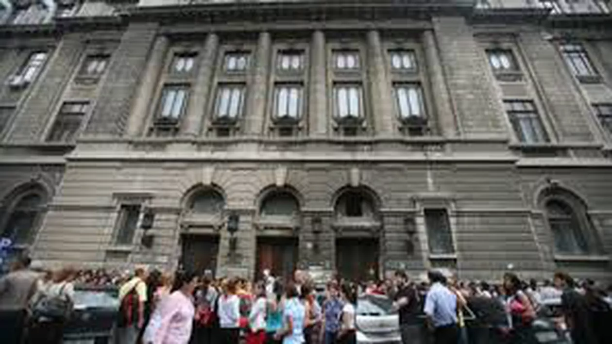 Profesorii și studenții de la Litere ies în stradă pentru a PROTESTA împotriva OUG prin care au fost modificate LEGILE JUSTIȚIEI