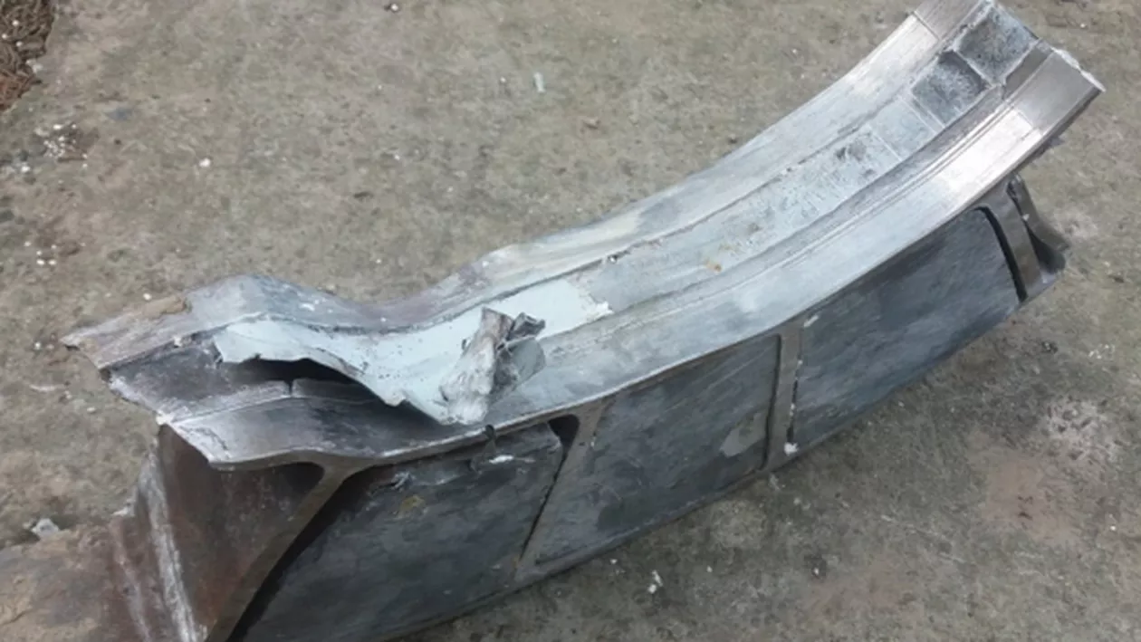 Halucinant: Un obiect CĂZUT de la un avion ÎN ZBOR s-a PRĂBUȘIT peste un balcon din Brăila (FOTO)