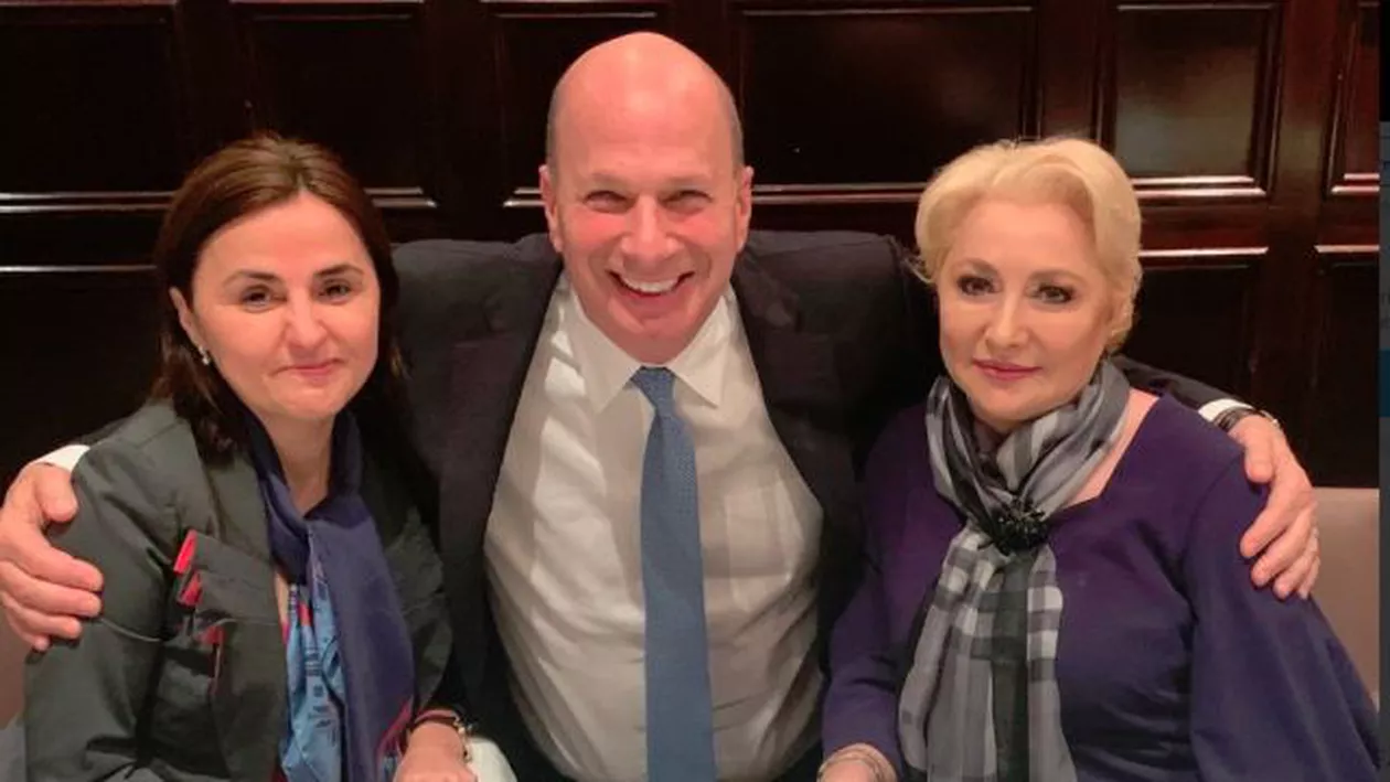 Imaginea zilei: Ambasadorul SUA la UE le imbrăţişează pe prietenele Viorica Dăncilă şi Luminiţa Odobescu (FOTO)
