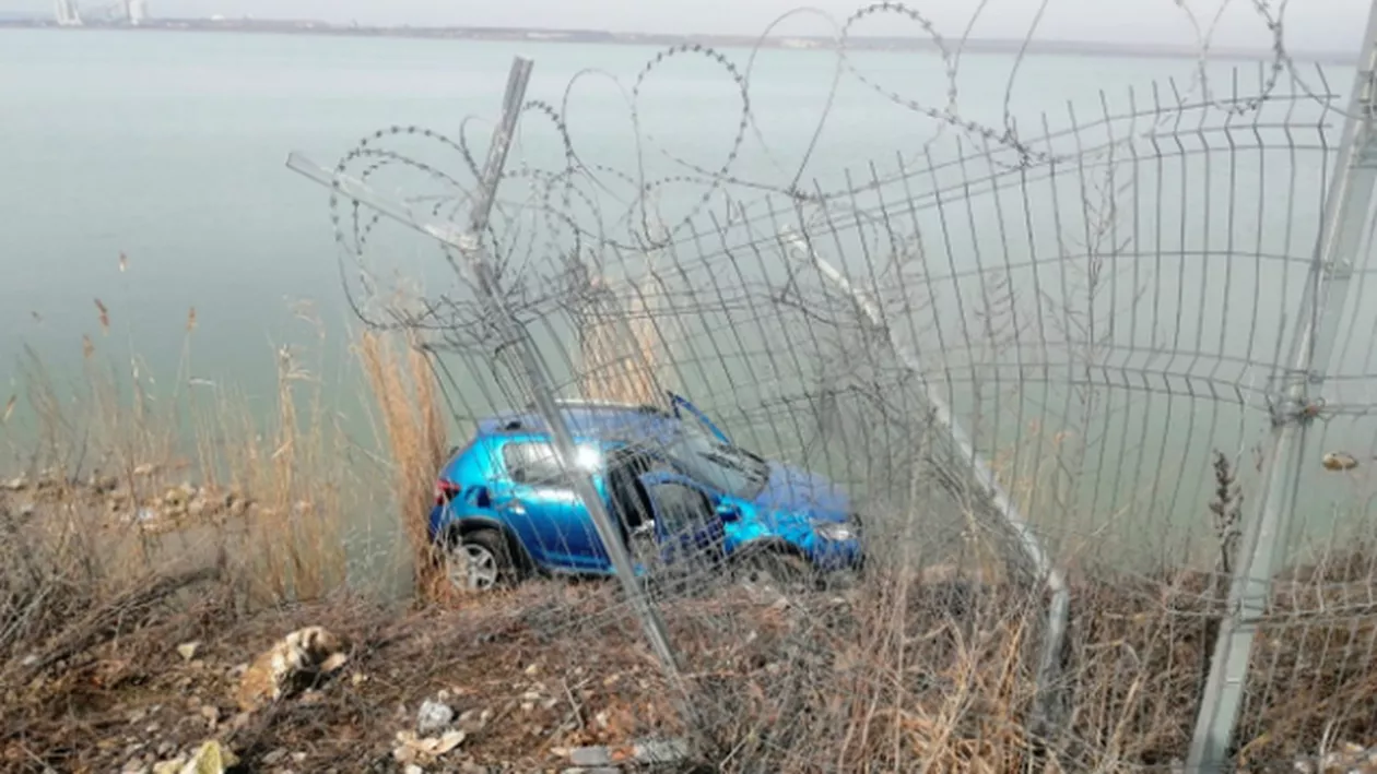 Un șofer în vârstă de 72 de ani a PLONJAT cu mașina în APĂ