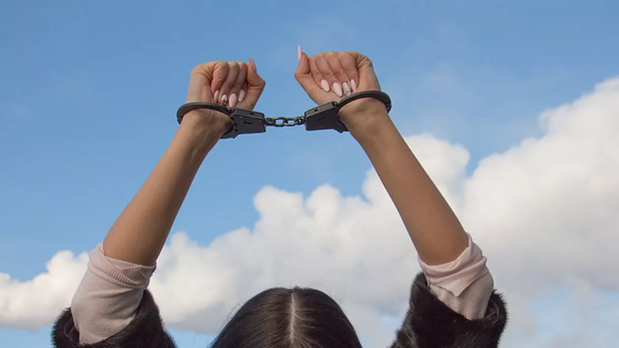 O româncă a fost CONDAMNATĂ la închisoare pentru că își bătea COPILUL, SOȚUL și SOCRII