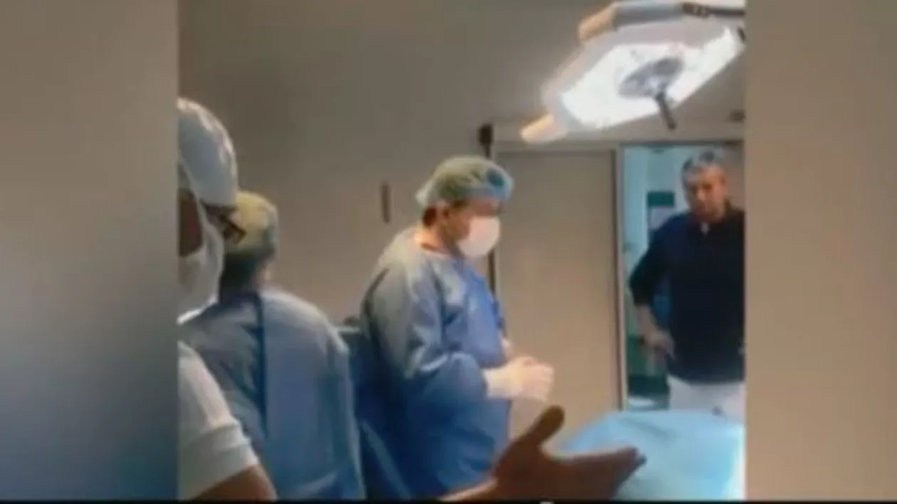Imagini şocante într-o sală de operaţie din Craiova: Pacientul grav bolnav aşteaptă să fie operat, medicii se ceartă între ei, iar asistenţii filmează (VIDEO)