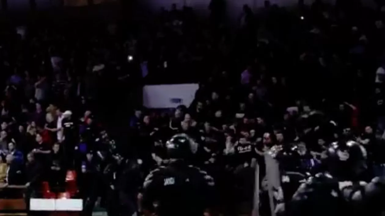 Scene de război la meciul de handbal Steaua-Dinamo: Galeriile celor două rivale s-au luat la bătaie. Jandarmii au intervenit cu gaze lacrimogene (VIDEO)