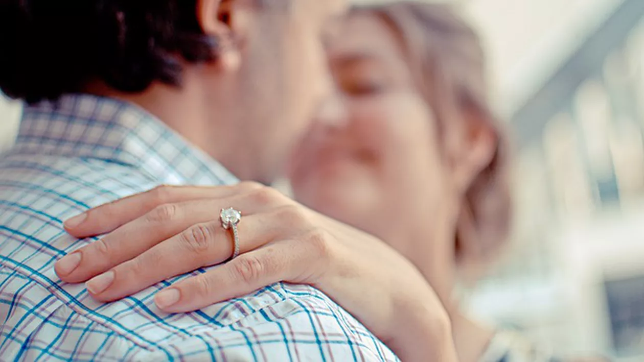 Un cuplu a fost ARESTAT pentru că bărbatul și-a cerut iubita de nevastă ÎN PUBLIC (VIDEO)